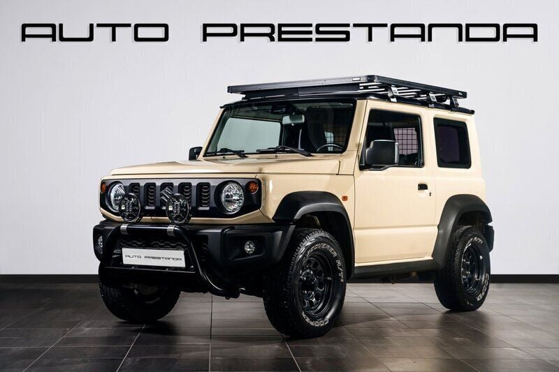 Brun (chiffon ivory metallic) Begagnad 2022 Suzuki Jimny SUV | 289 900 kr (Marknadspris) - Bild 1/4