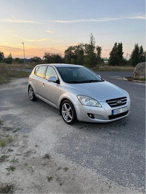 Silver Begagnad 2009 Kia Ceed 4 Halvkombi | 18 000 kr (Superpris) - Bild 1/4