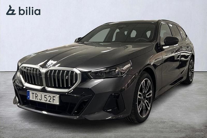 Grå Ny 2026 BMW i5 M Sport Kombi | 804 400 kr (Bra pris) - Bild 1/3