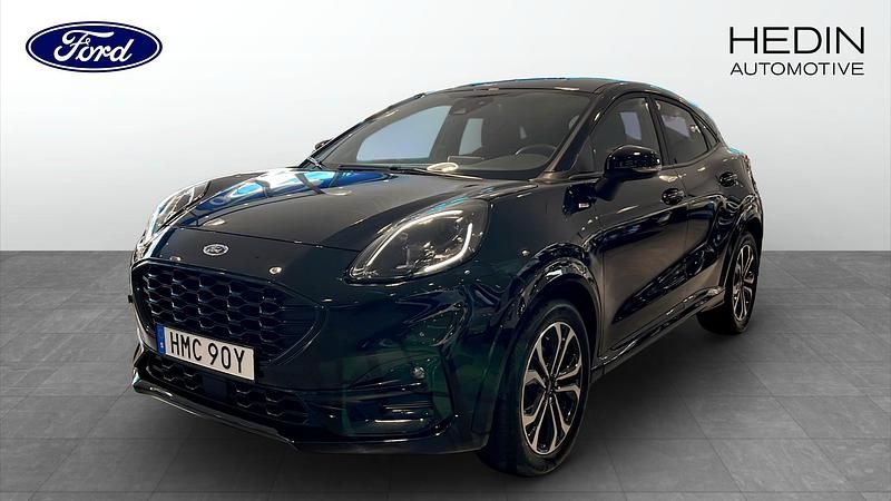 Svart (black) Begagnad 2022 Ford Puma Gen-E ST-Line Halvkombi | 209 900 kr (Lite dyr) - Bild 1/4