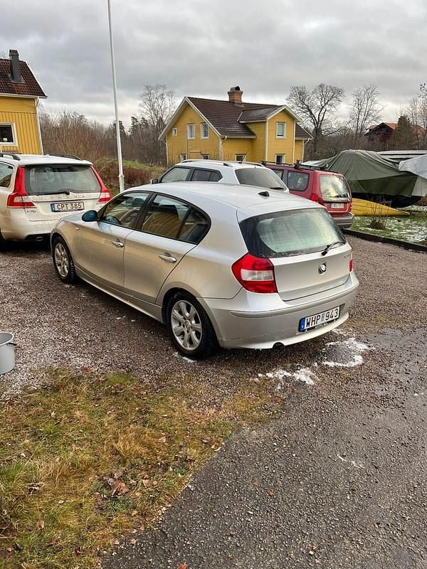 Begagnad 2005 BMW 120 Halvkombi | 49 000 kr (Lite dyr) - Bild 1/4