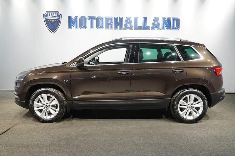Brun Begagnad 2018 Skoda Karoq SUV | 214 900 kr (Marknadspris) - Bild 1/4