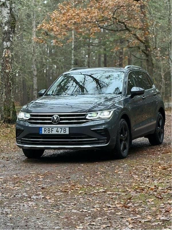 Grå Begagnad 2022 VW Tiguan Elegance SUV | 350 000 kr (Marknadspris) - Bild 1/4
