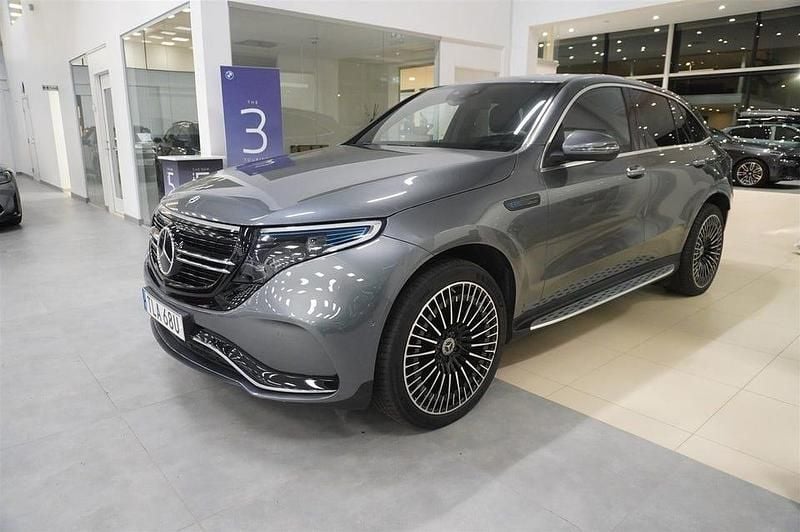 Grå Begagnad 2020 Mercedes EQC400 AMG SUV | 459 800 kr (Marknadspris) - Bild 1/4