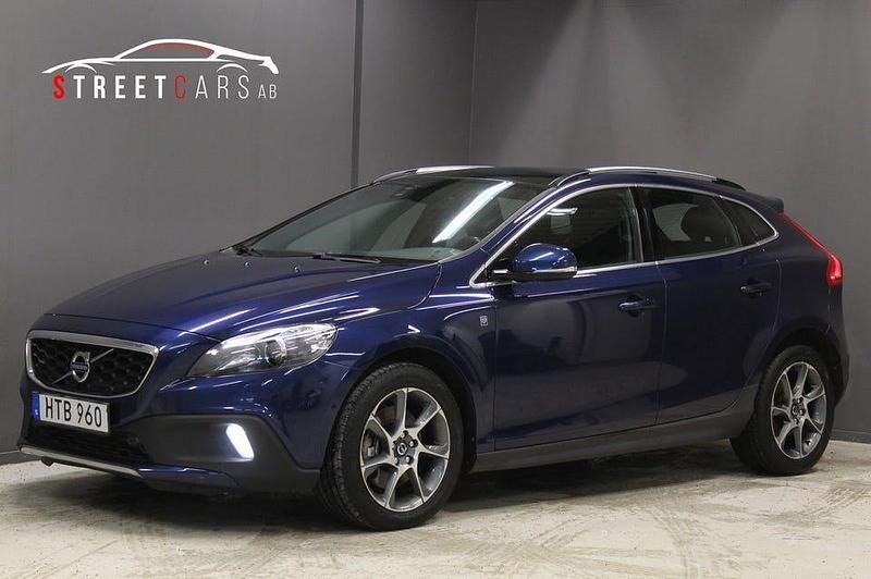 Blå Begagnad 2016 Volvo V40 CC Ocean Race Kombi | 139 900 kr (Marknadspris) - Bild 1/4
