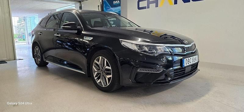Svart Begagnad 2020 Kia Optima Hybrid 2 Sedan | 249 900 kr (Marknadspris) - Bild 1/4