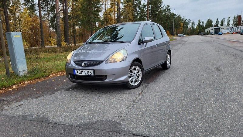 Silver Begagnad 2005 Honda Jazz Halvkombi | 25 500 kr (Marknadspris) - Bild 1/4