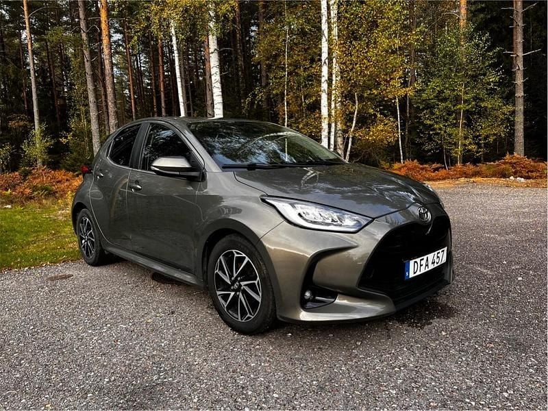 Grön Begagnad 2021 Toyota Yaris Active Halvkombi | 155 000 kr - Bild 1/4