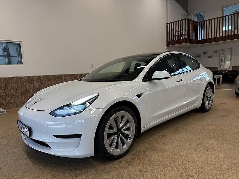Vit Begagnad 2021 Tesla Model 3 Standard Range Plus Sedan | 219 900 kr (Marknadspris) - Bild 1/4