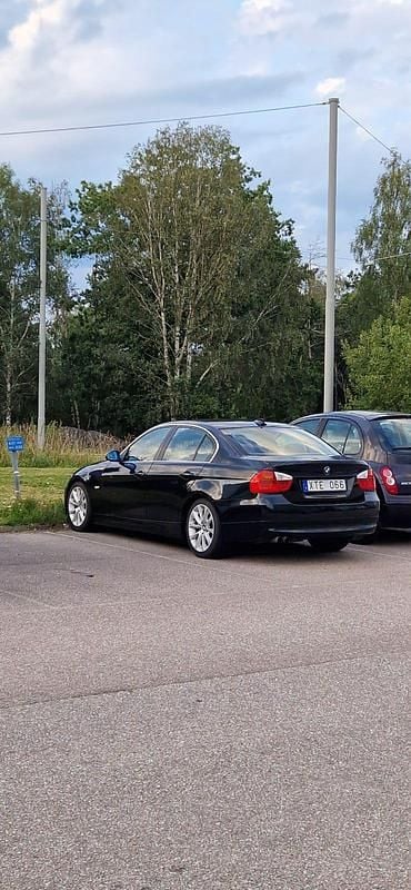 Begagnad 2005 BMW 325 Sedan | 55 000 kr (Marknadspris) - Bild 1/4