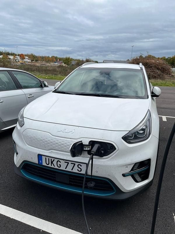 Vit Begagnad 2022 Kia e-Niro Advance SUV | 245 000 kr (Bra pris) - Bild 1/2