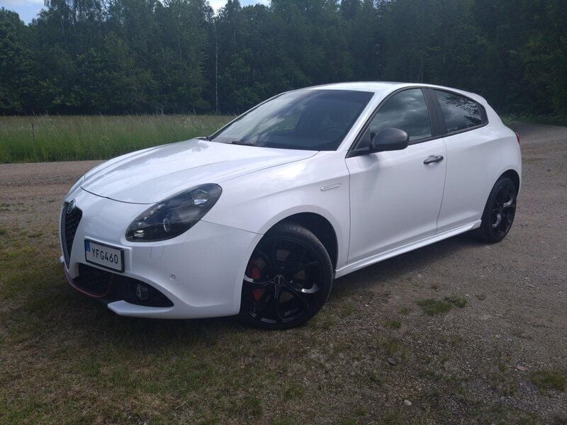 Vit Begagnad 2017 Alfa Romeo Giulietta Super Halvkombi | 155 000 kr - Bild 1/4
