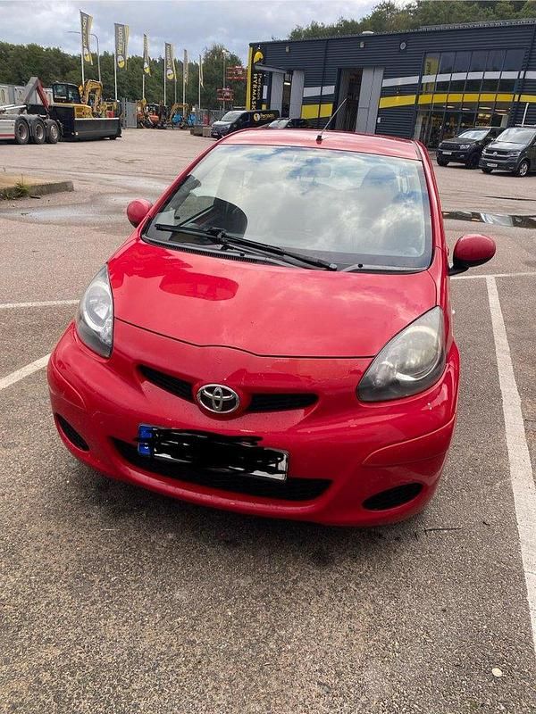 Röd Begagnad 2010 Toyota Aygo Halvkombi | 26 000 kr (Bra pris) - Bild 1/4
