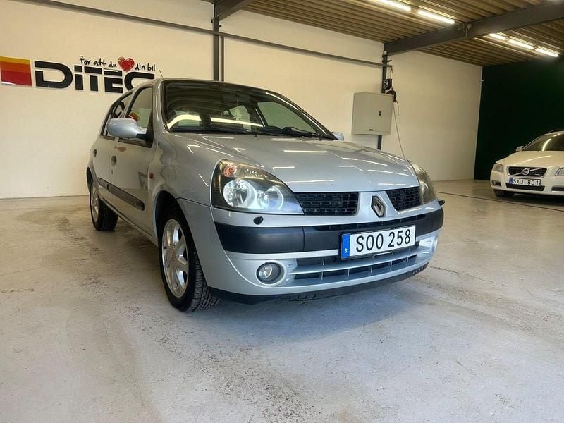 Ljusgrå (grå) Begagnad 2001 Renault Clio II Expression Halvkombi | 12 500 kr (Marknadspris) - Bild 1/4