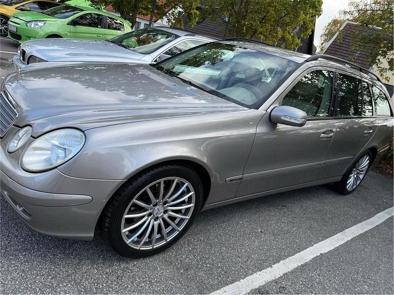 Grå Begagnad 2004 Mercedes E200 Kombi | 58 500 kr (Lite dyr) - Bild 1/4
