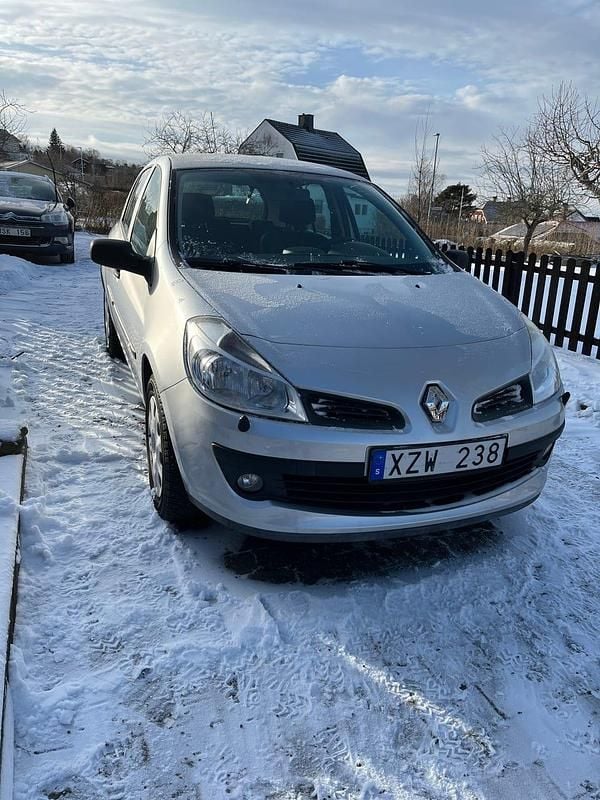 Begagnad Renault Clio R.S. 75 HK (55 kW) 2007 Halvkombi