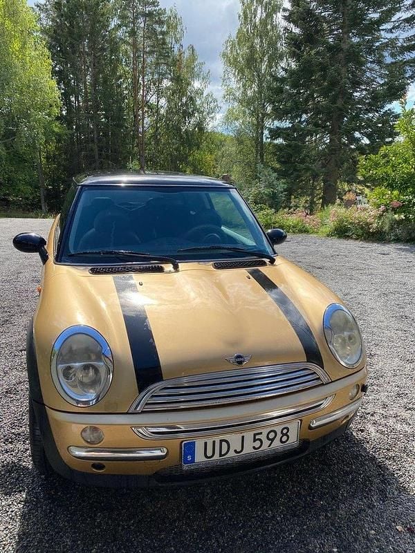 Gul Begagnad 2003 Mini Cooper Halvkombi | 32 000 kr (Marknadspris) - Bild 1/4