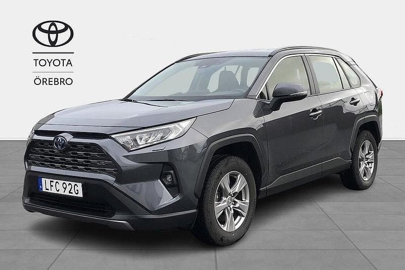 Mörkgrå Begagnad 2022 Toyota RAV4 Hybrid Active SUV | 359 900 kr (Bra pris) - Bild 1/3
