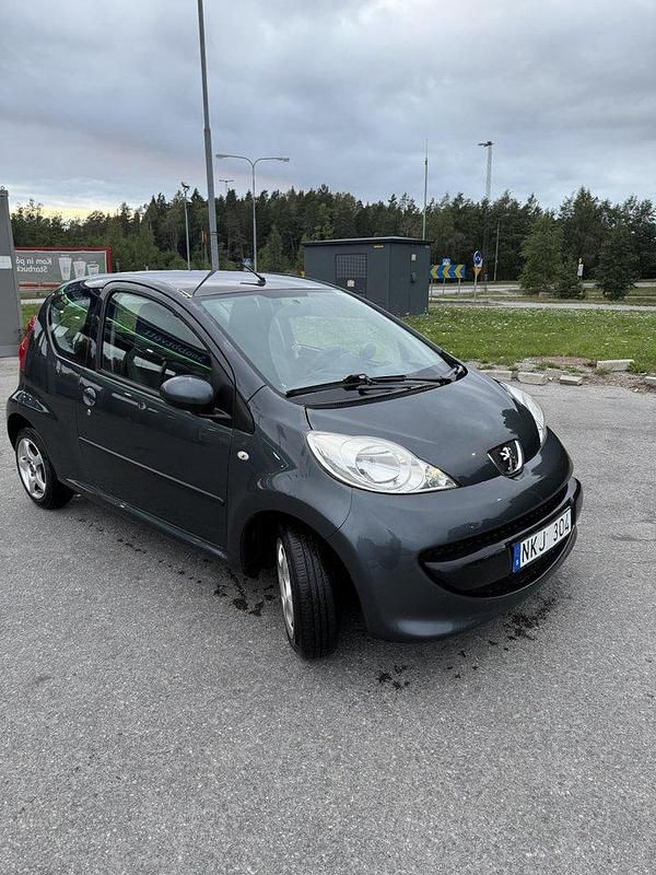 Grå Begagnad 2007 Peugeot 107 Halvkombi | 25 000 kr (Marknadspris) - Bild 1/4