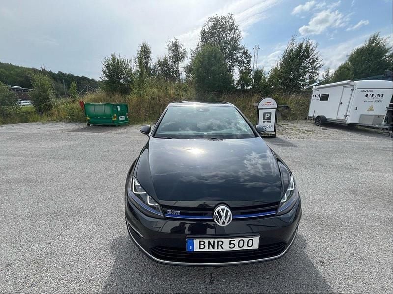 Svart Begagnad 2015 VW Golf VII GTE Halvkombi | 180 000 kr (Lite dyr) - Bild 1/4