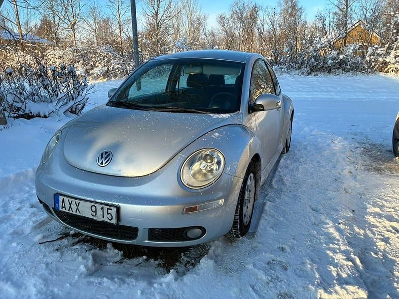 Silver metallic Begagnad 2006 VW Beetle | 34 900 kr (Marknadspris) - Bild 1/4