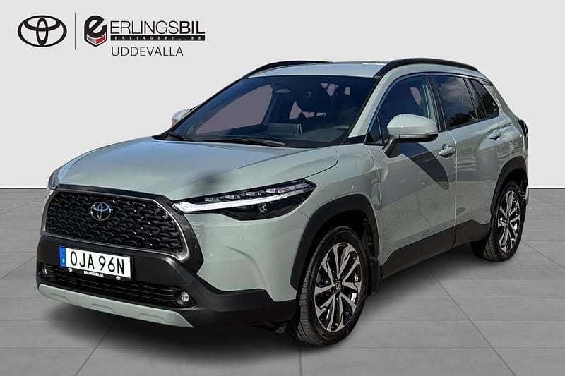 Grön (urban khaki) Begagnad 2024 Toyota Corolla Cross Executive SUV | 419 000 kr (Marknadspris) - Bild 1/4