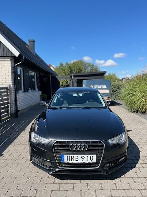 Svart Begagnad 2015 Audi A5 Sportback Proline Halvkombi | 129 000 kr (Marknadspris) - Bild 1/4