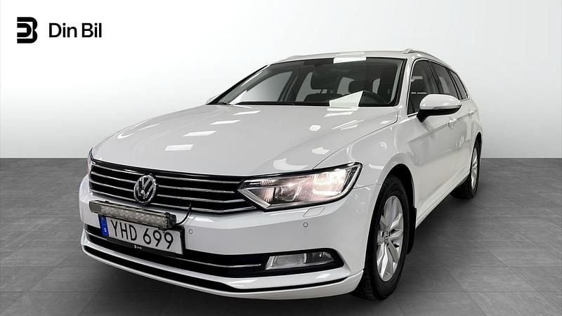 Vit Begagnad 2018 VW Passat Kombi | 159 900 kr (Marknadspris) - Bild 1/4