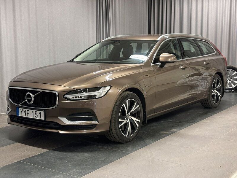 Brun Begagnad 2017 Volvo V90 Momentum Kombi | 309 900 kr (Marknadspris) - Bild 1/4