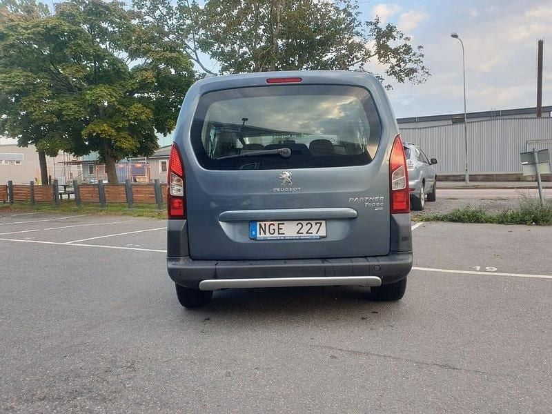 Begagnad Peugeot TePee 92 HK (67 kW) 2013 Grå Minibuss