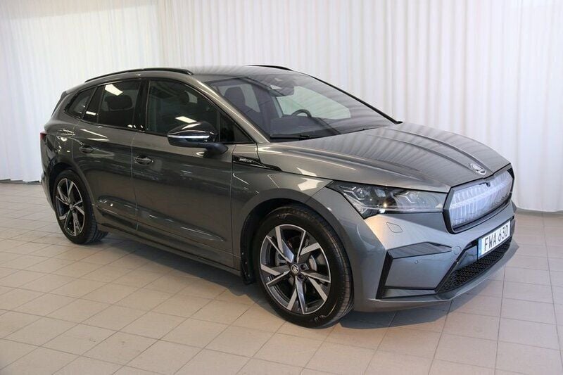 Grå Begagnad 2024 Skoda Enyaq iV SportLine SUV | 585 000 kr (Marknadspris) - Bild 1/4