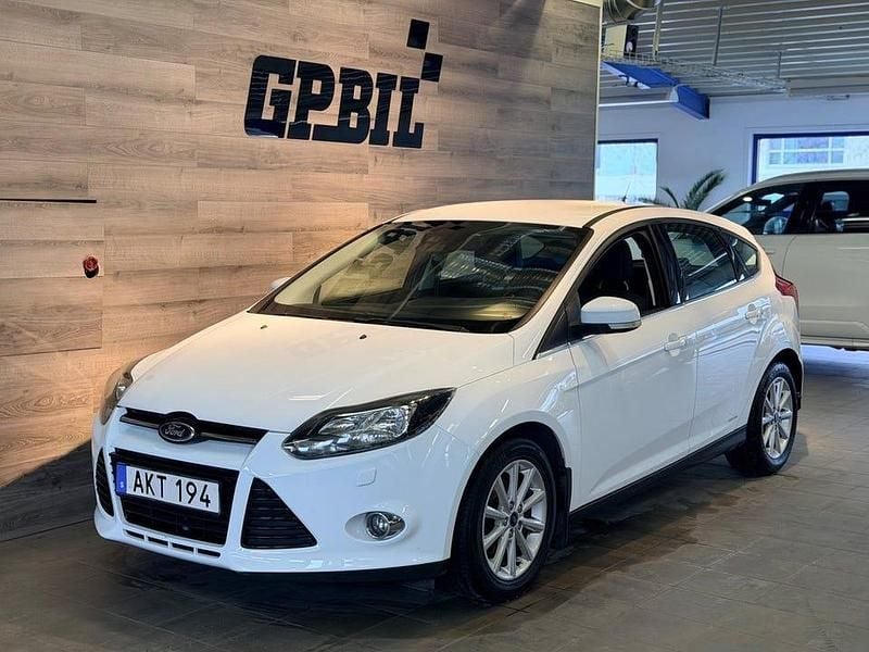 Begagnad Ford Focus Titanium 101 HK (74 kW) 2014 Vit Halvkombi