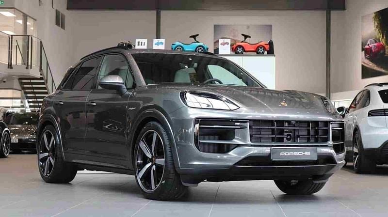 Begagnad Porsche Cayenne 476 HK (350 kW) 2025 Grå SUV