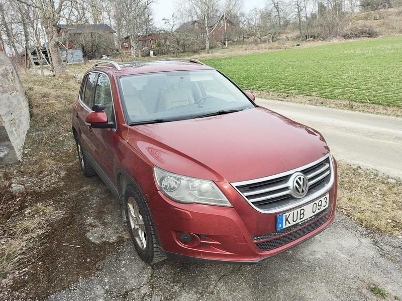 Röd Begagnad 2011 VW Tiguan Sportline SUV | 70 000 kr (Bra pris) - Bild 1/4