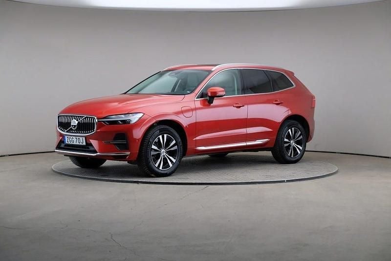 Fusion red (metallic) Begagnad 2023 Volvo XC60 Core SUV | 399 000 kr - Bild 1/4