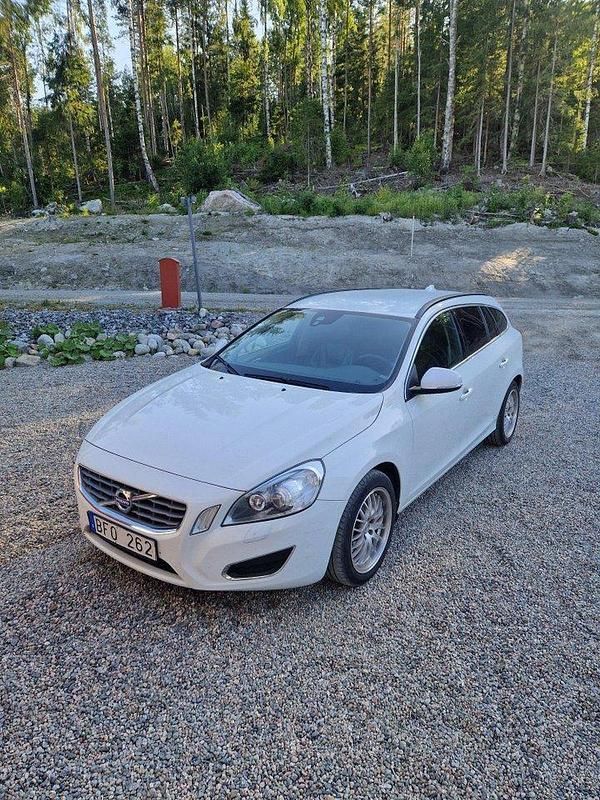 Vit Begagnad 2013 Volvo V60 Momentum Kombi | 102 000 kr (Bra pris) - Bild 1/4