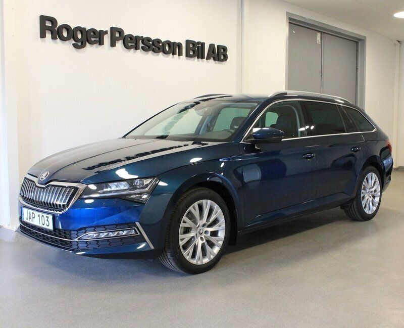 Blå Begagnad 2023 Skoda Superb Style Kombi | 369 000 kr (Marknadspris) - Bild 1/4