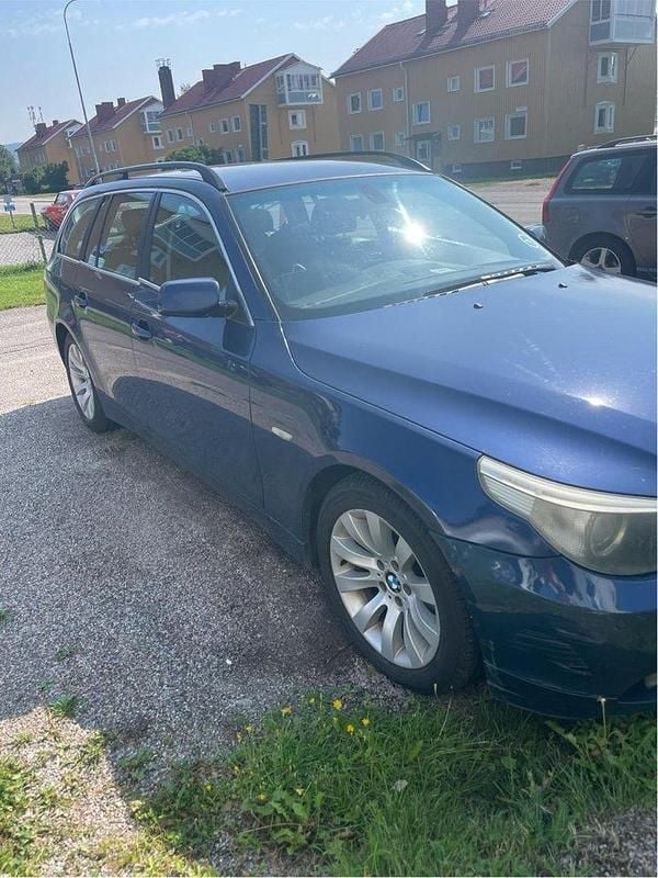 Blå Begagnad 2006 BMW 523 Kombi | 37 000 kr (Marknadspris) - Bild 1/4