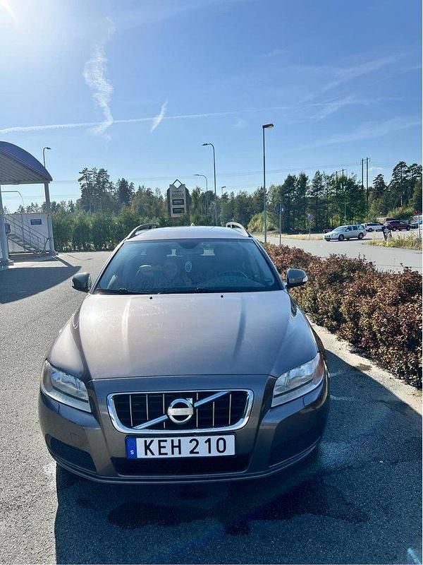 Grå Begagnad 2011 Volvo V70 Kinetic Kombi | 64 000 kr (Superpris) - Bild 1/4