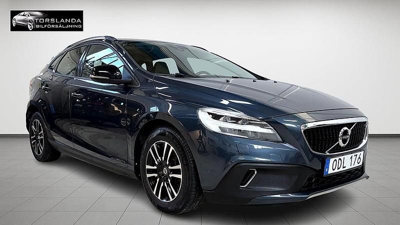 Begagnad Volvo V40 Momentum 152 HK (111 kW) 2016 Mörkblå Halvkombi