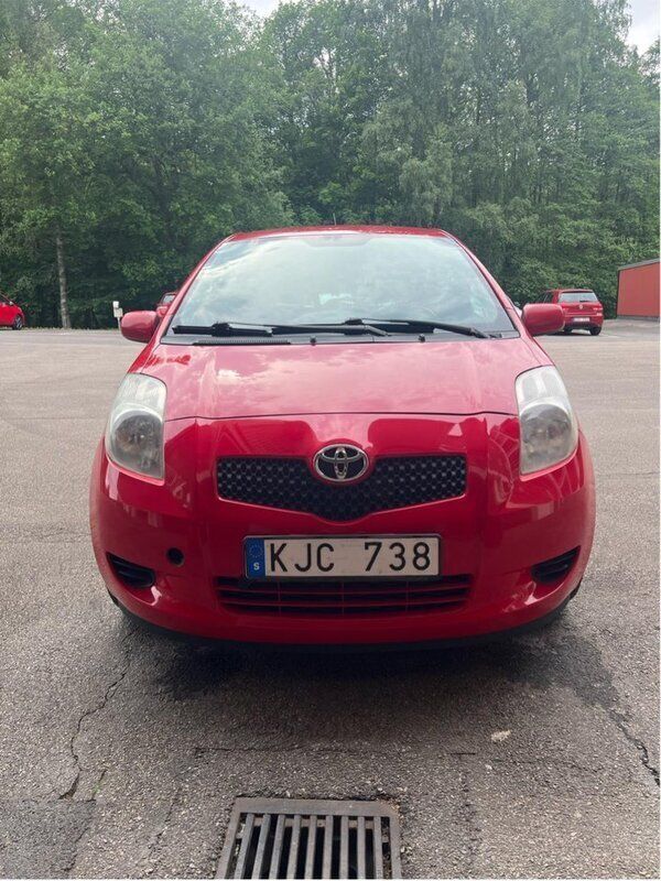 Röd Begagnad 2007 Toyota Yaris Halvkombi | 21 000 kr (Bra pris) - Bild 1/4