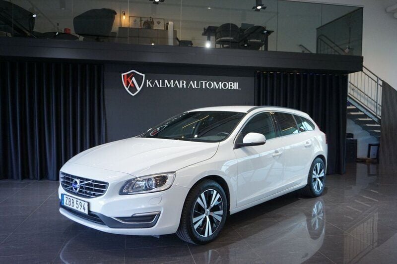 Vit Begagnad 2017 Volvo V60 Momentum Kombi | 184 900 kr (Bra pris) - Bild 1/4