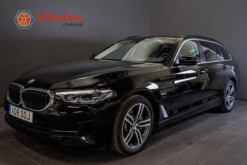 Svart Begagnad 2022 BMW 530e Kombi | 369 000 kr (Superpris) - Bild 1/4