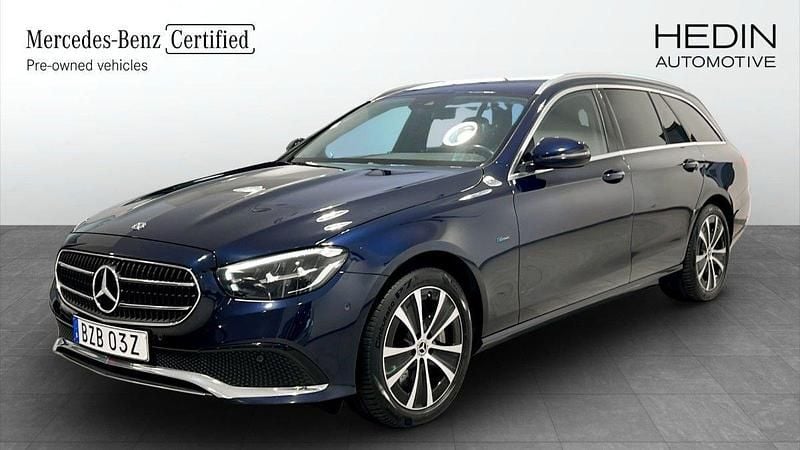 Mörkblå (blue) Begagnad 2021 Mercedes E300 Sedan | 329 500 kr (Bra pris) - Bild 1/4