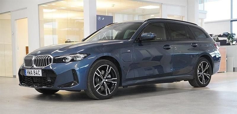 Blå Begagnad 2025 BMW 330e M Sport Kombi | 489 900 kr (Superpris) - Bild 1/4