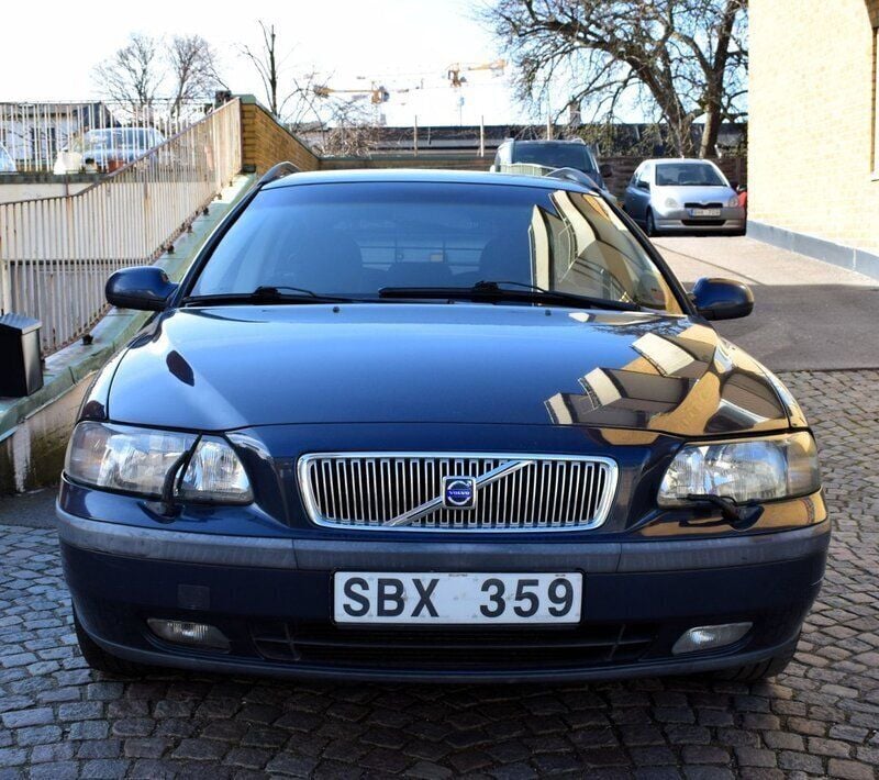 Mörkblå (blå) Begagnad 2001 Volvo V70 Kombi | 17 800 kr (Marknadspris) - Bild 1/4