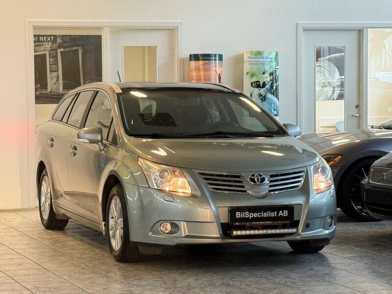 Ljusgrå Begagnad 2009 Toyota Avensis Business Edition Kombi | 69 000 kr (Marknadspris) - Bild 1/4