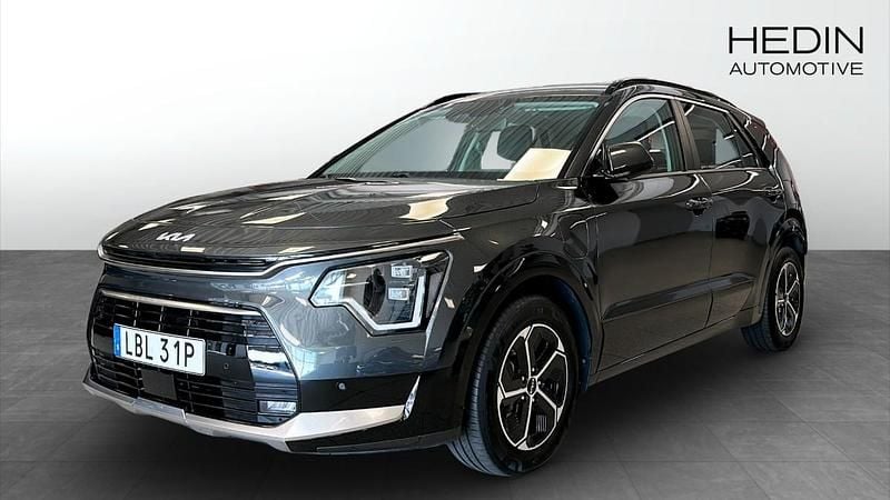 Grå (grey) Begagnad 2022 Kia Niro SUV | 299 900 kr (Marknadspris) - Bild 1/4