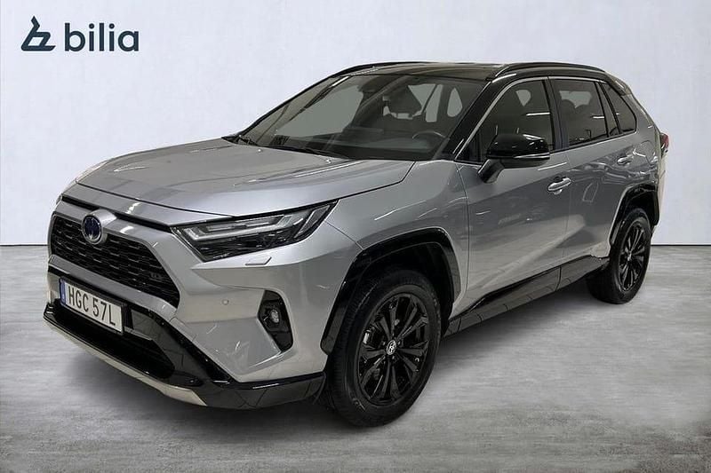 Grå Begagnad 2024 Toyota RAV4 Hybrid Style SUV | 439 900 kr (Marknadspris) - Bild 1/4