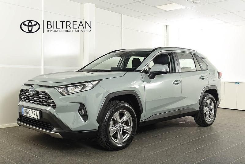 Grön Begagnad 2022 Toyota RAV4 Hybrid Active SUV | 364 900 kr (Bra pris) - Bild 1/4